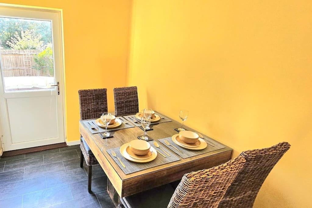 Cozy 3-Bed House Near Willen Lake With Garden Milton Keynes Luaran gambar