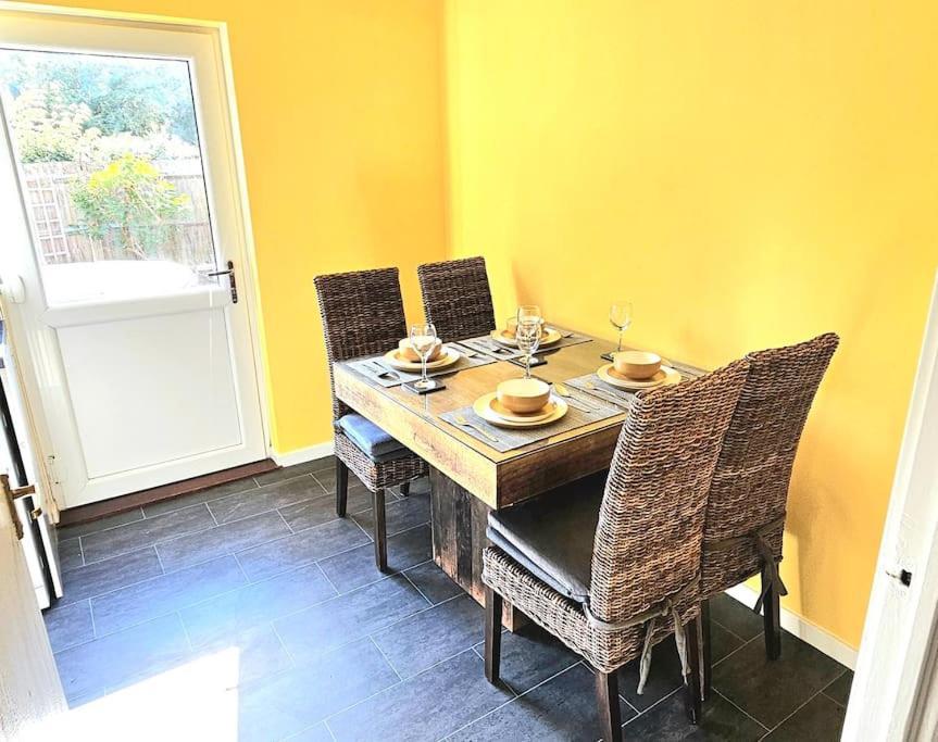 Cozy 3-Bed House Near Willen Lake With Garden Milton Keynes Luaran gambar